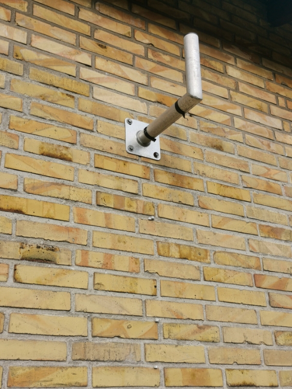 Opgravning af betonstøtte til flagstang og nedtagning af diverse fra husmur