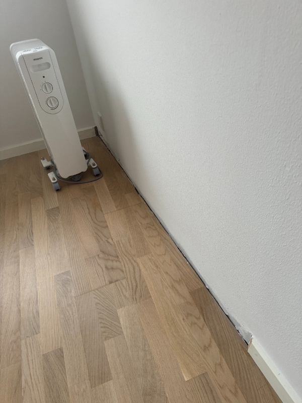 Nyt gulv og lister i soveværelse