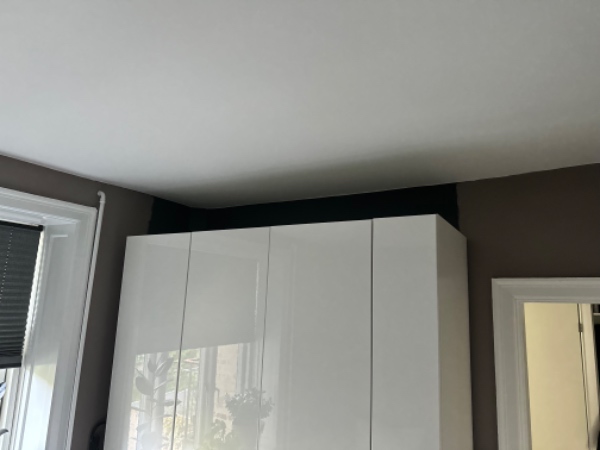 Hjælp til ophæng af to lamper, et spejl og et natbord.