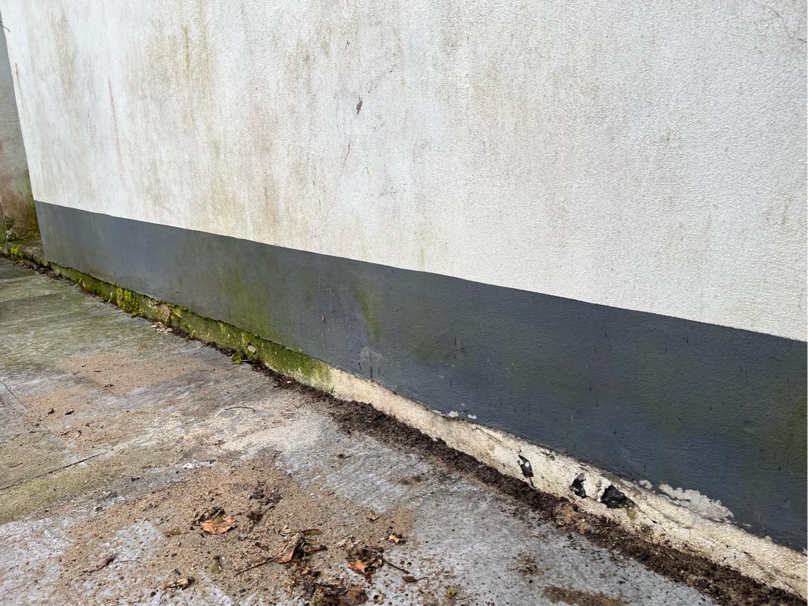 Reparation af sokler. Det meste skyldes at terrassen er lavere end tidligere.