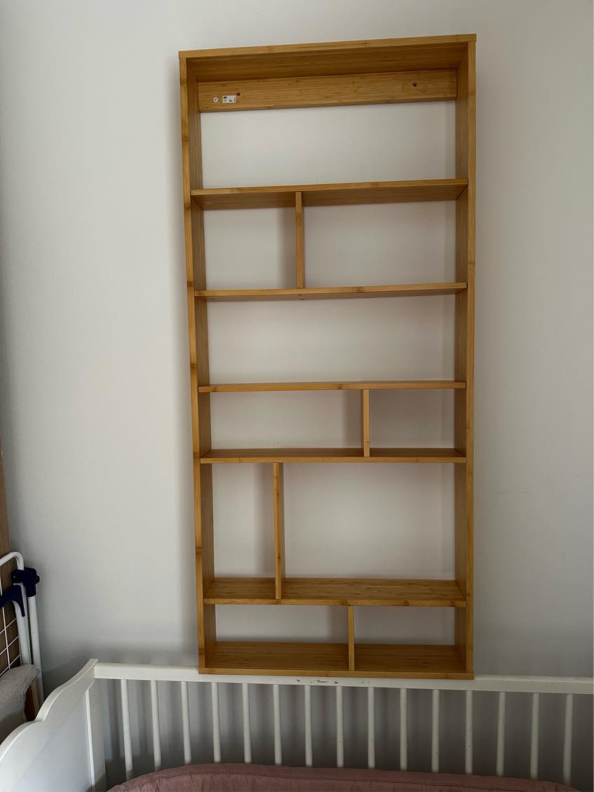 Fastgøre klædeskab til væg og sætte spejl og hylde op