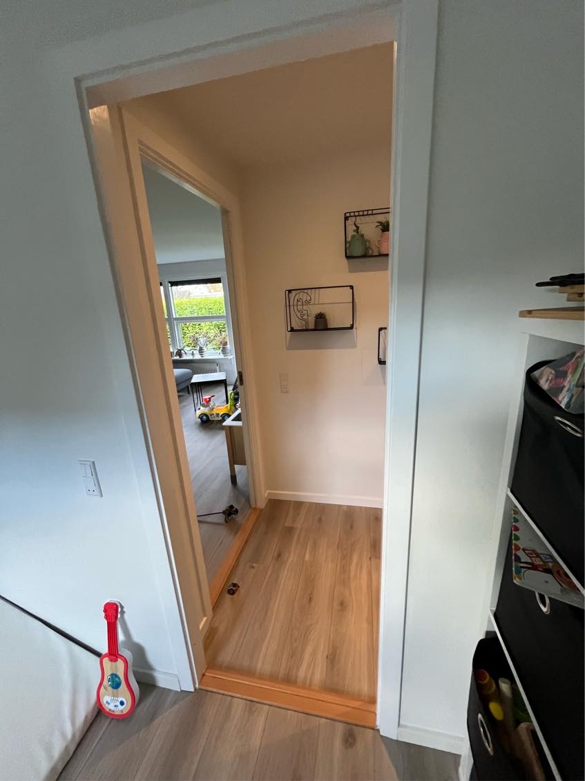 Ny dør på et værelse, hvor der også skal ny dørkarm mm