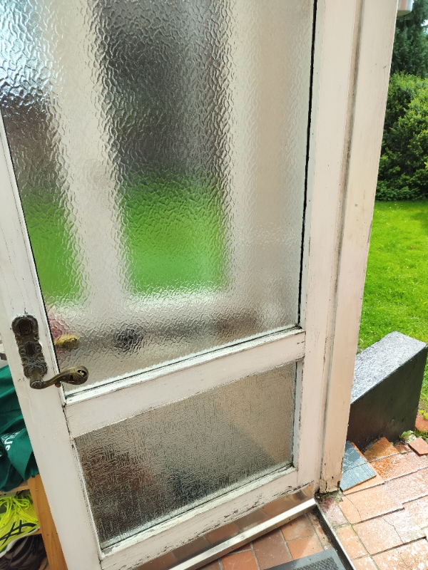 Yder dør skiftes, gamle dør afmonteres, ny sættes i.