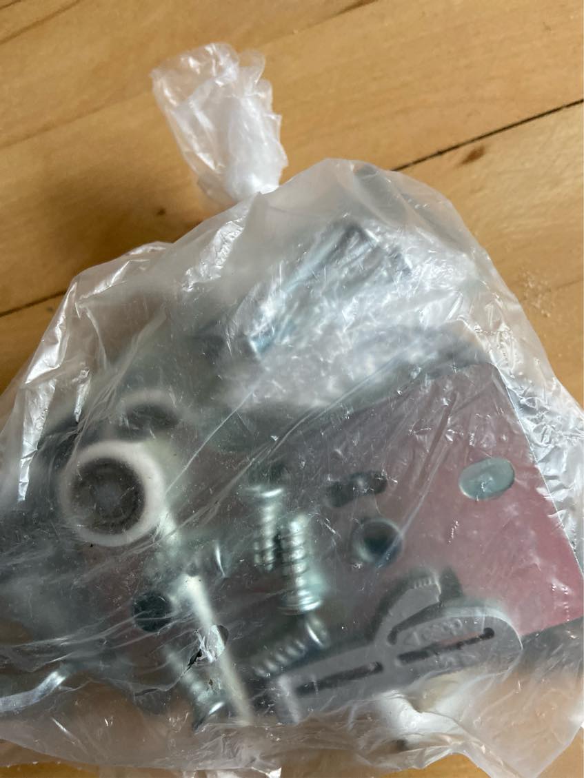 Montering af to skydelåger på Ikeaskab