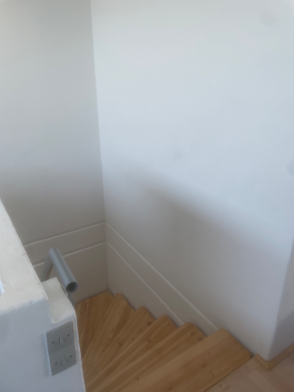 Hjælp til at hænge billedet op over vinkel trappe