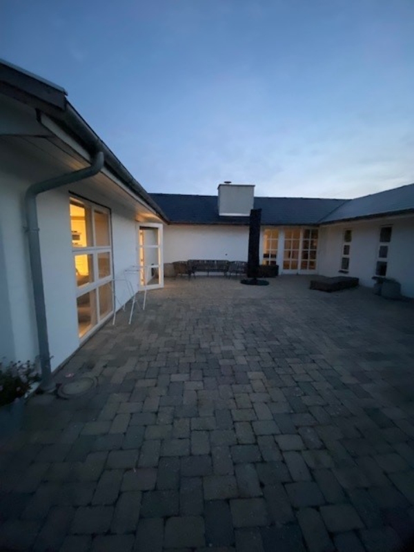 150 m2 Terrasse - sten op - sænkes 6/7 cm - lægning af nye fliser - etv. ny vandsamler lægges ned