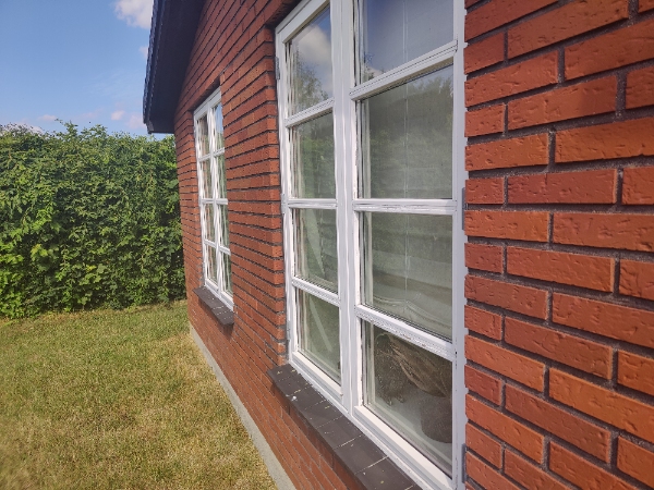 Maling af 2 vinduer og træværk på terrassen.