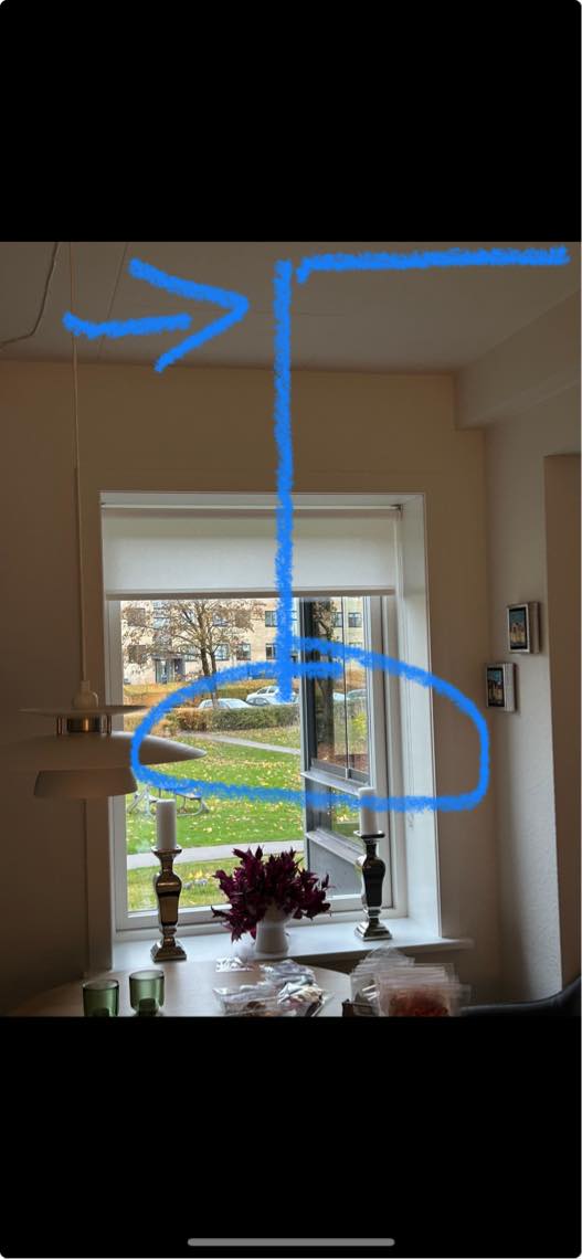 Flytte lampe over spisebord og opsætte lysskinne, opsætte plafond og stille vaskemaskine og køl/frys i vater.