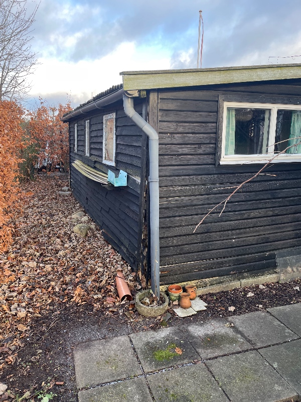 nedrivning af udhus og drivhus.