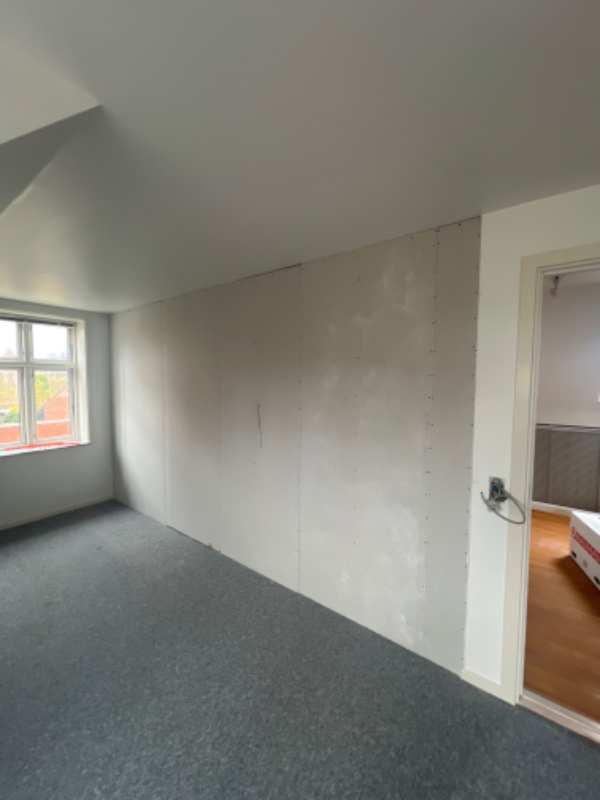 Fuldspartling af dobbeltsidet gipsvæg samt opsætning af filt