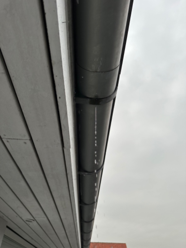 Vi har en samling i zink tagrende der ikke er tæt, og som skal fikses