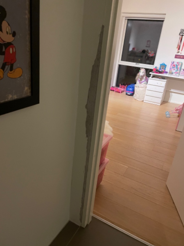 Indendørs reperationsmalerabejde omkring nogle opmuntrede karme og andre skrammer