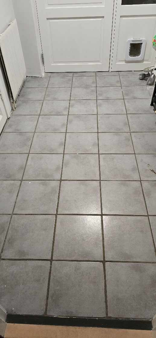 Udskiftning af fliser i entre, ca. 6 m2.