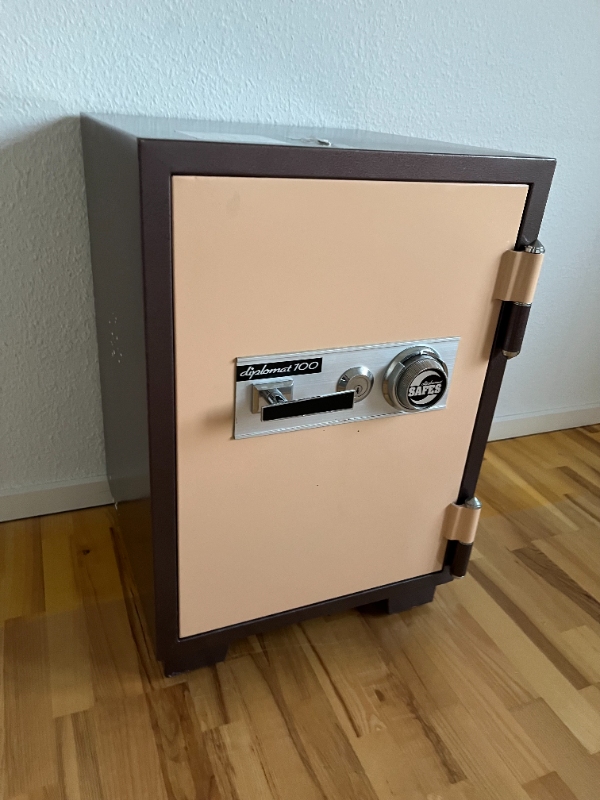 pengeskab flytning, stå på 1ste sal i rækkehus.