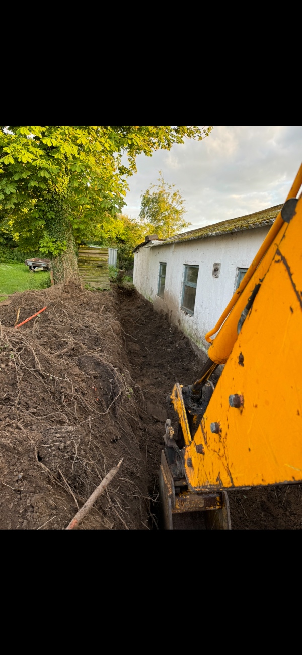 Opsætning af støtte mur ca. 35 meter samt 40m2 30X30 fliser