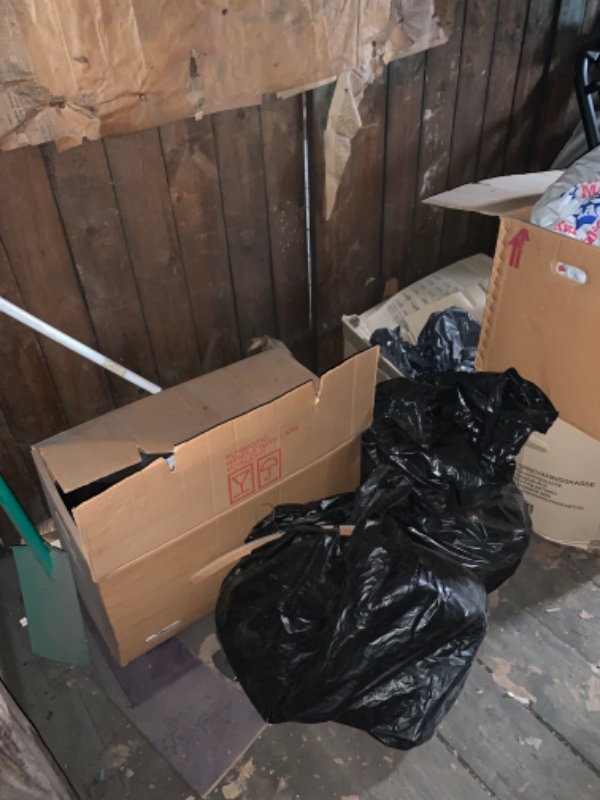 Tømt et loftsrum på ca 12 kvm på 5 sal. Tingene skal tages med.