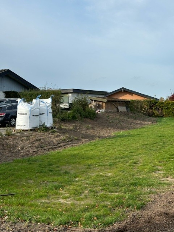 Panering af jord, såning af græs, lille belægningsopgave, samt plantning af hæk