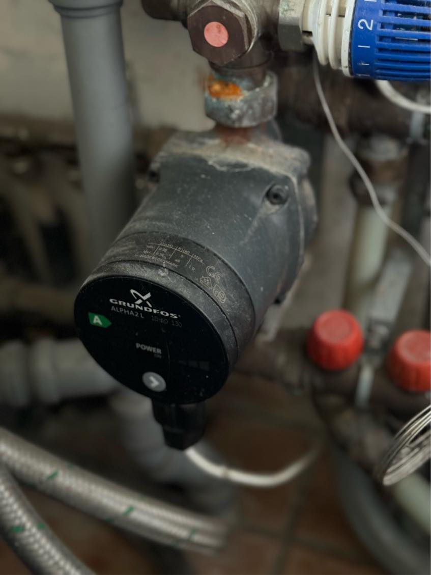 Vandpumpe til varmeanlæg defekt
