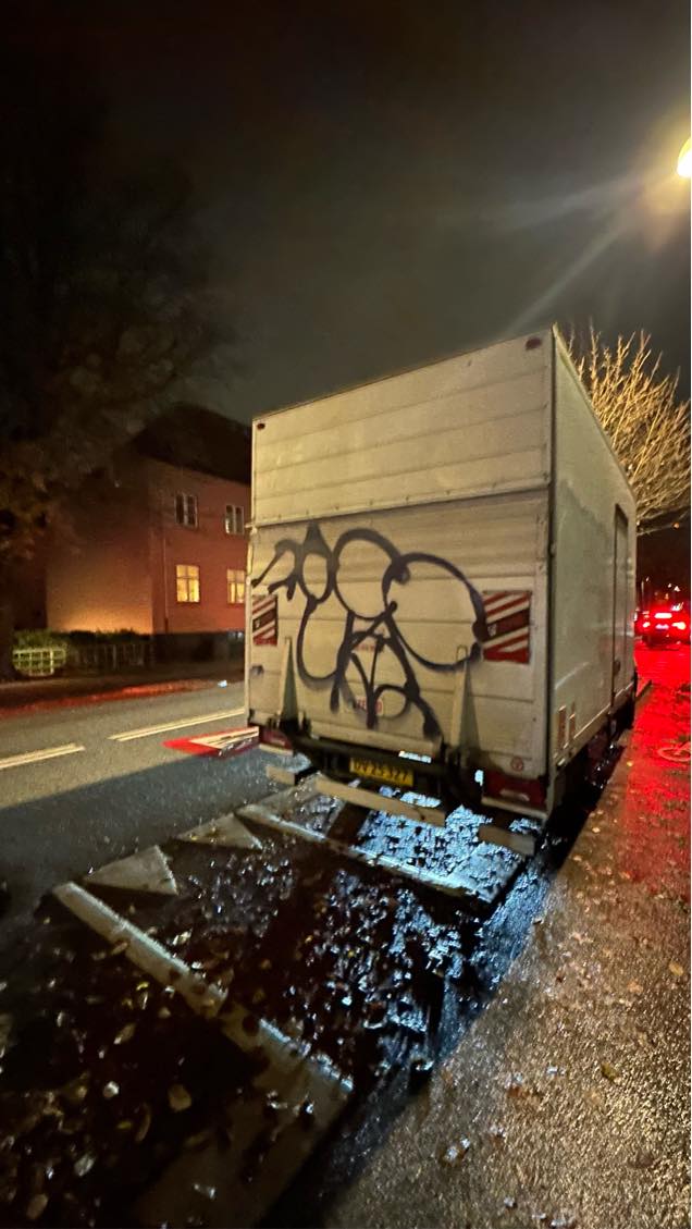 Graffiti fjerner fra lift bil