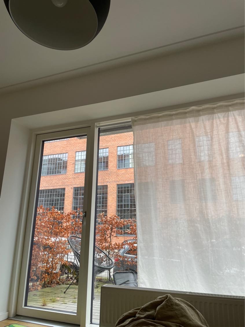 Hjælp til at sætte gardinstang op. Der skal bores.