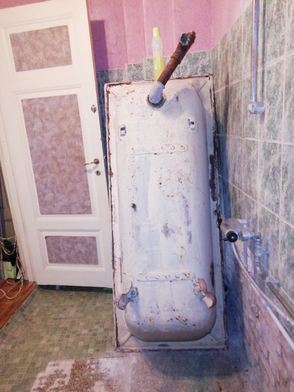 Bortkørsel af 4 hårde hvidevarer og et jer badekar til skrot fra 3 sal