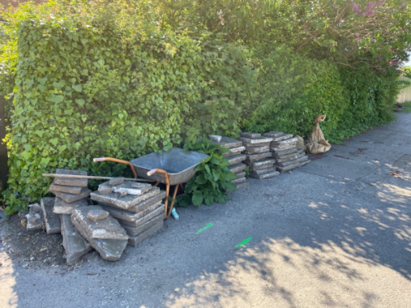 Birthdayskaffelse af jord og fliser fra haveprojekt