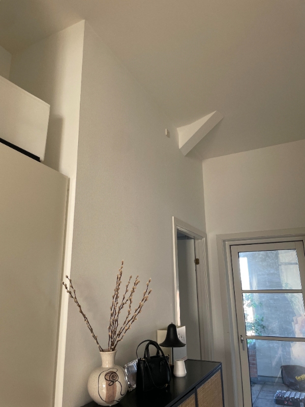 sætte tre hylder hænge tre lamper og et maleri.