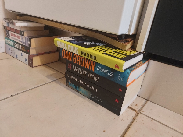 Flytte køle/fryseskab ud af skab. Fjerne bund i skab, så køle/fryseskab kan stå på gulvet.