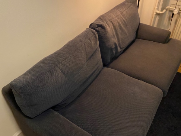 Aflevere sofa på genbrugsstation.