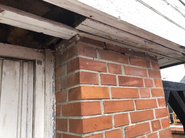 Murer, der kan mure løse sten og udskifte nogle få sten