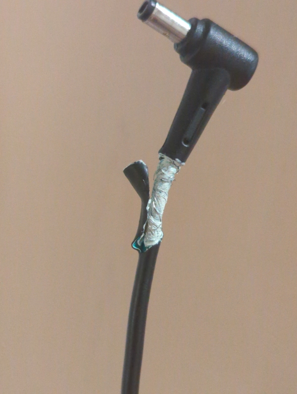 Oplader kabel som er gnavet åben, opladning virker men stopper i nogle positioner