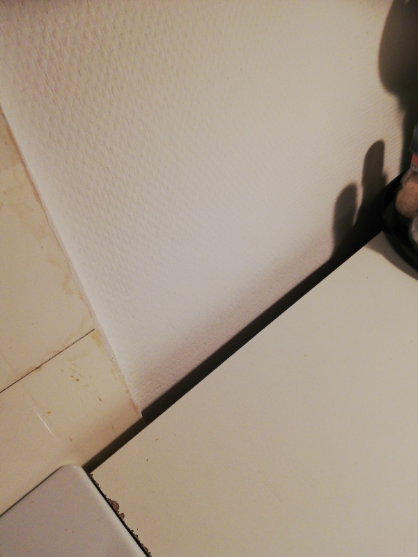 Opsat 2 skurelister på køkkenbord plus køleskab i vatter