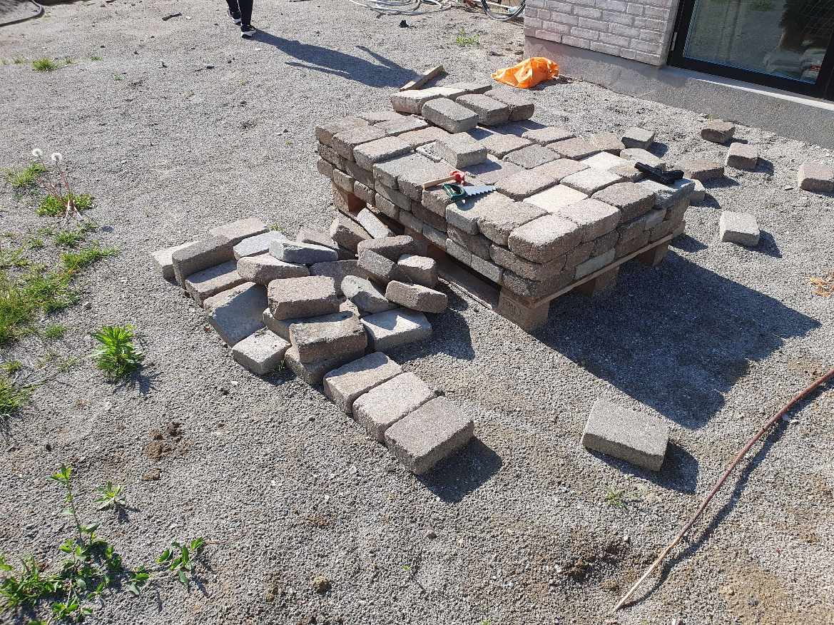 Fjerne bunke med jord og sten