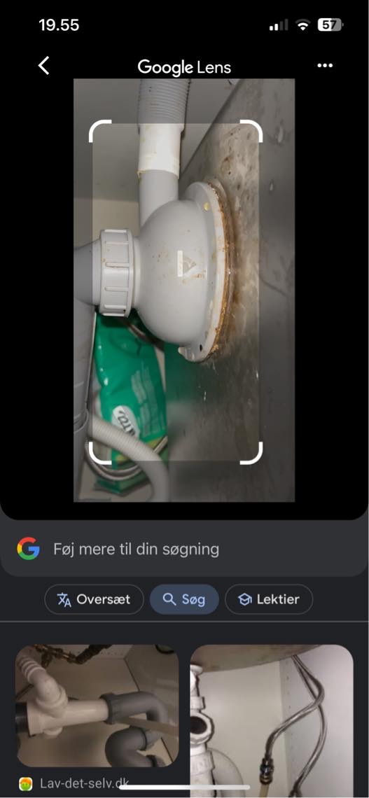 Utæthed i samling mellem køkkenvask og rør