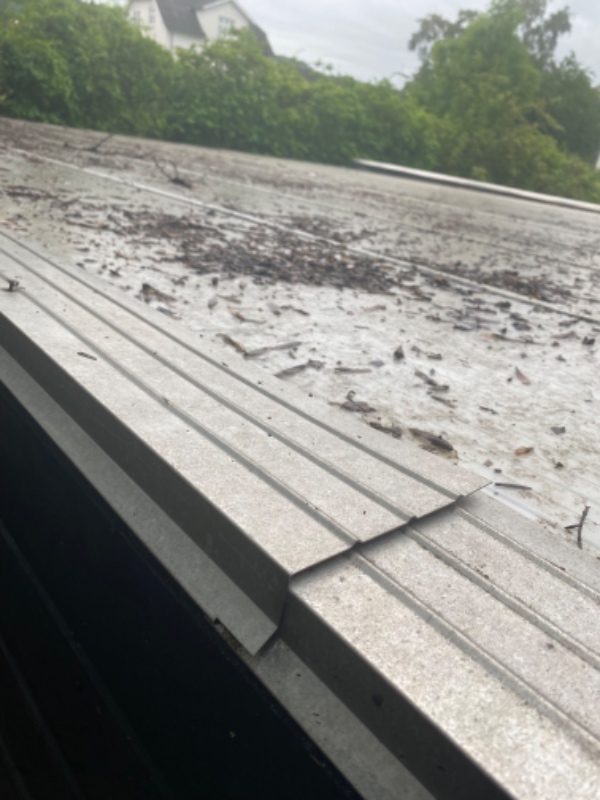 Utæt tag på garage/ skur. Plasttag med aluvindskede. Alu vindskeden er utæt og sættes på samt tætnes