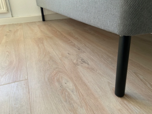 Ny box-seng er samlet forkert, kune benene. Skal skilles og samles igen