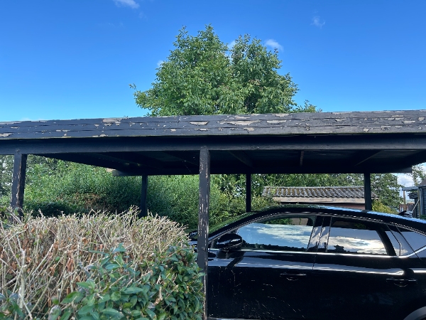 Adskil og fjern alle dele af træbilhuset