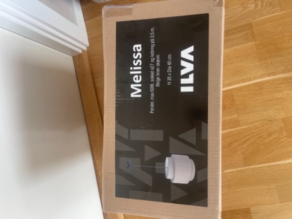 Ophæng af tv med beslag på beton væg, ophæng af lampe overspisebord og ophæng af rullegardiner i køkkenet . Opsætning af greb på tøjskab