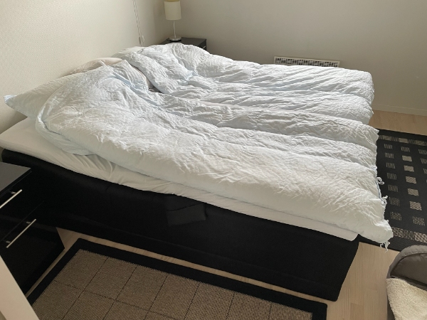 Bortskaffelse af 2 elevationssenge samt kørsel til genbrugsplads