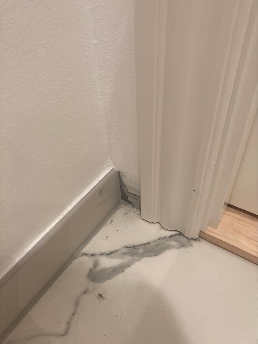 Badeværelse. Fliser og fuge små opgave efter påsætning af dør