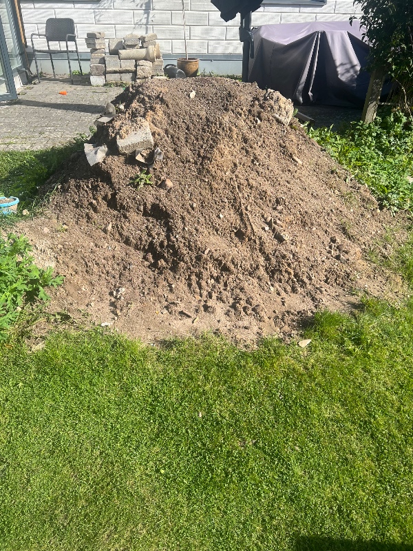 Fjerne jordbunke og mindre stak fliser