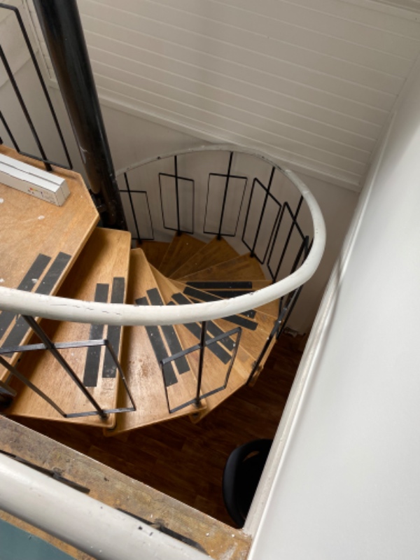 Renovering af spindeltrappe. Stål og trin af træ