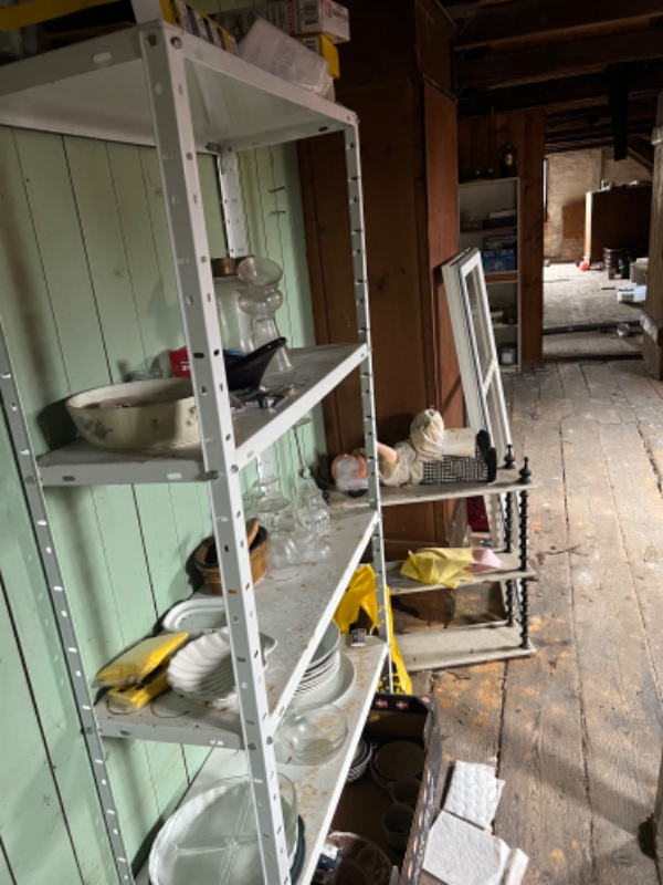 Rydning af loft i gammelt hus i Allinge