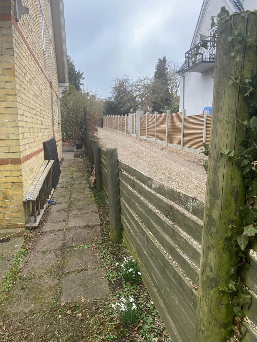 nedtagning af gammelt hegn og opsætning af nyt