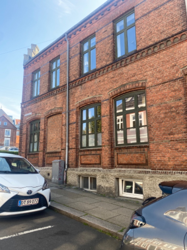 Maling af udendørs vinduer på 1.sal