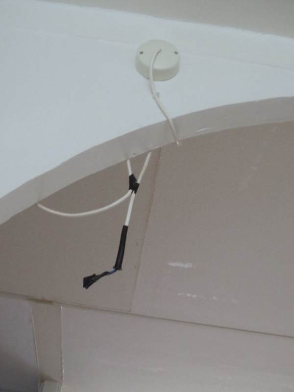 Afmonteret en emhætte, sat en lampe op, fjerne en løs ledning