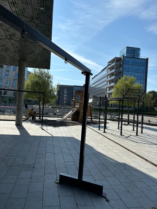 Nedtagning, transport og opsætning af metal stativ til bokse sandsække