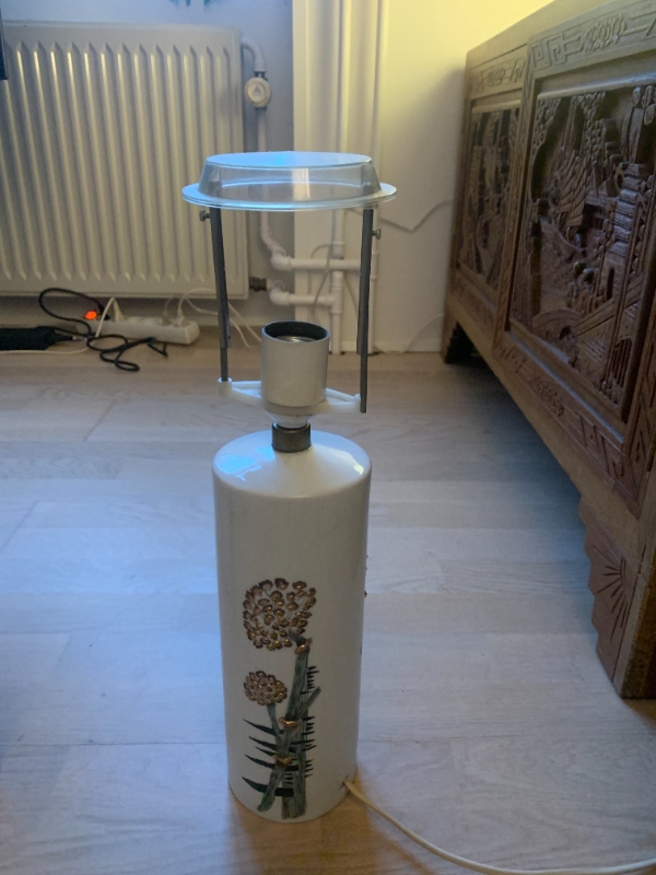 2 "antikke"  bordlamper - De har begge fatninger med omløbsring, der sidder løst. De skal strammes