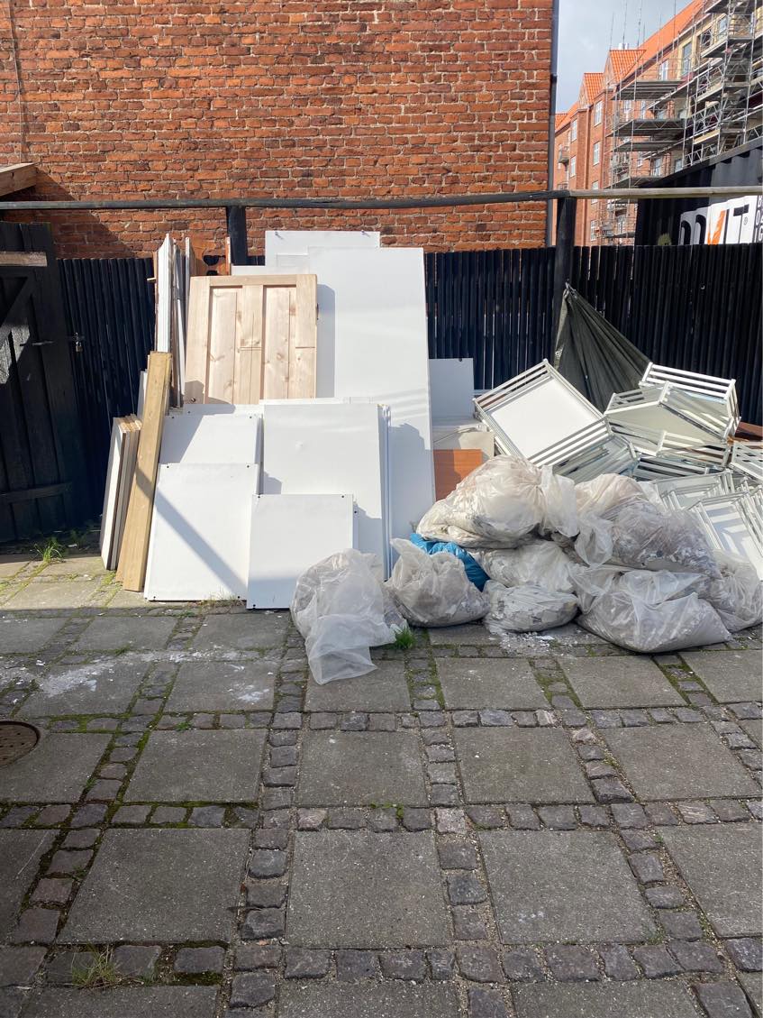 Fjerne affald fra nedrivining kælder