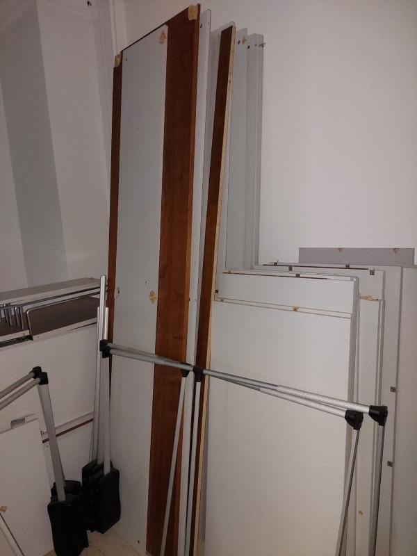 Der er masser af skabe, der skal bortskaffes, de er ovenpå.